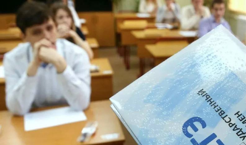В Ростове выпускники при сдаче ЕГЭ показали 93 стобалльных результата. Три выпускника набрали по 300 баллов.