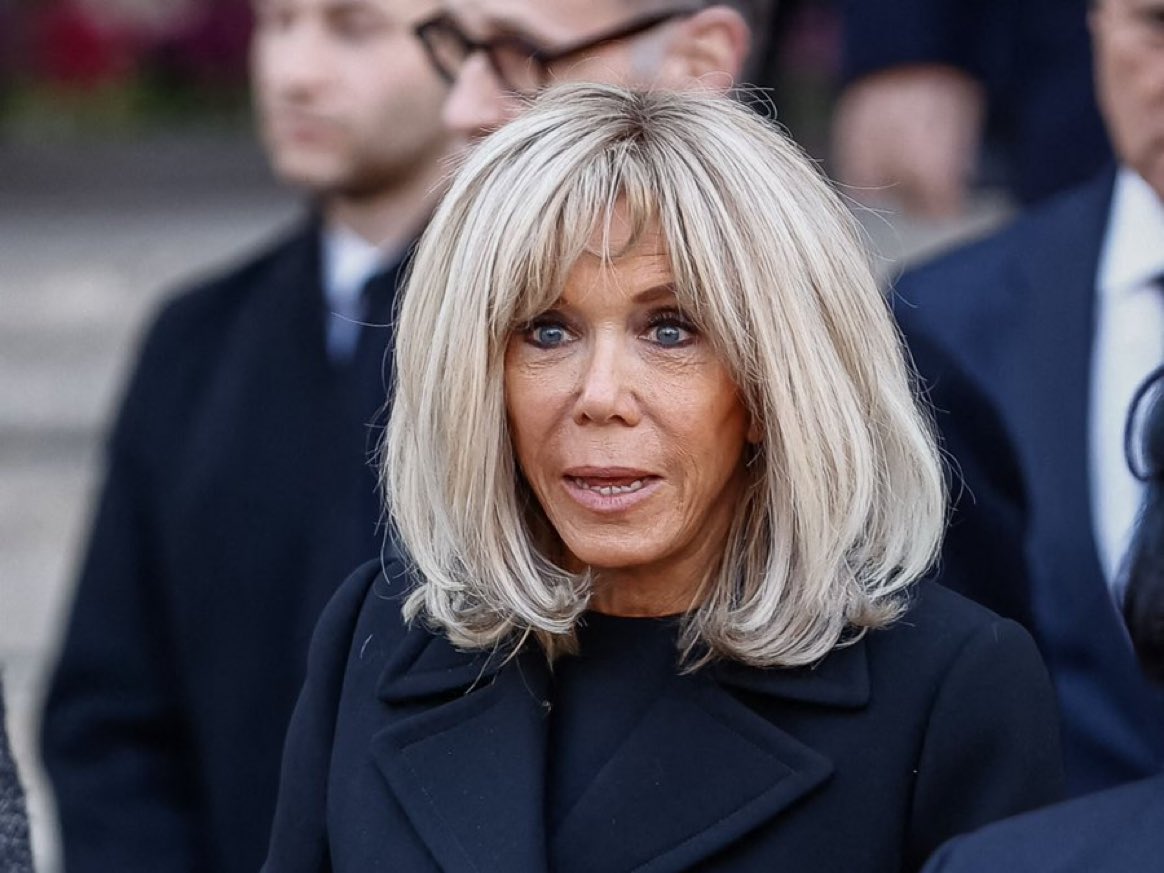 EnModeMacaron's tweet photo. Le budget de Brigitte Macron à l'année avec son « statut » est de 440.000 euros, avec 6 bureaux personnels, 7 collaborateurs et 1 coiffeuse à 5.200 euros par mois…😳😳😳 https://t.co/fWE96ThefE