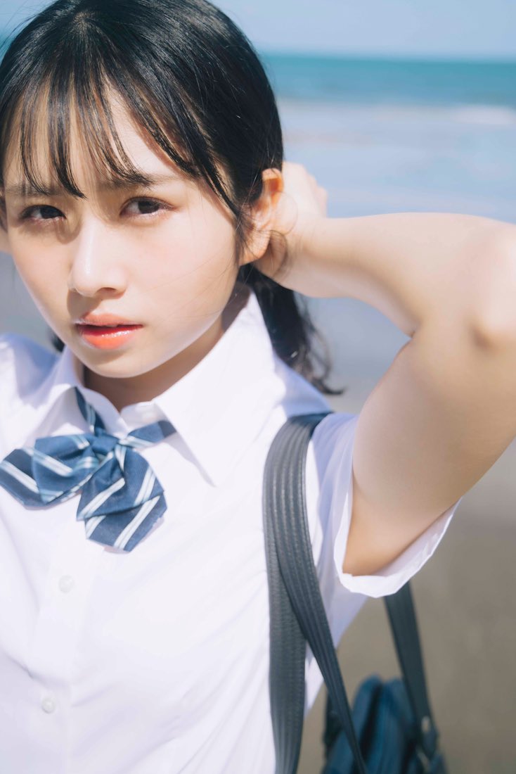hinanonano1st's tweet photo. 先行カット第二弾が公開となりました🫧

ちょっぴり大人な制服なのちゃん🐰🫧

🐰アマゾン　https://t.co/3t63F85sC0
🐰HMV限定 https://t.co/e4NYNrI0DN 
🐰楽天限定 https://t.co/dXyqrPHmPv 
🐰紀伊國屋書店限定 https://t.co/77kpQZ3z0J

#日向坂46
#上村ひなの
#上村ひなの1st写真集 https://t.co/MgVtb8njHb
