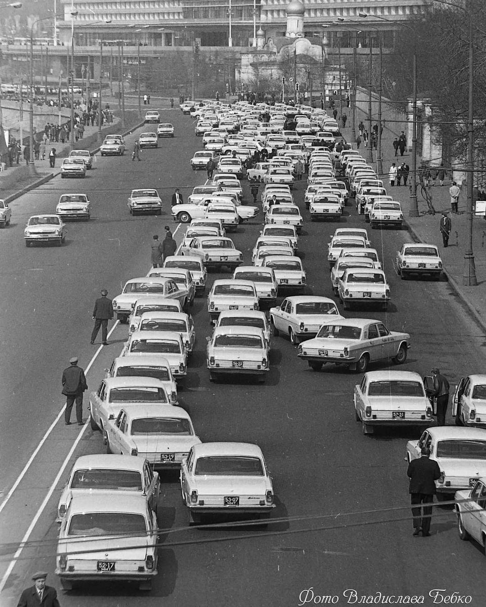#Taxi cars GAZ-24-01 waiting for passengers after the May Day demonstration.
Moscow, 1974
#gaz2401 #taxi #madeanovsssr