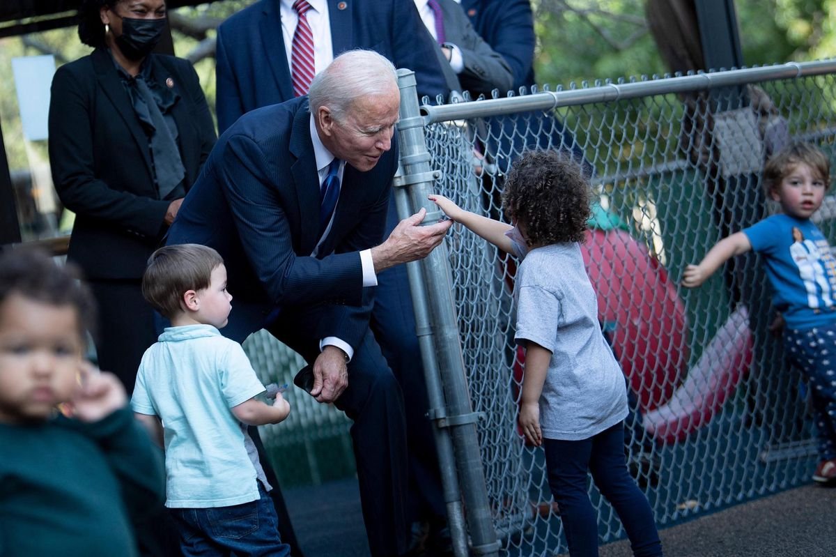 AlertesInfos's tweet photo. 👉 Un mot pour décrire : Joe Biden. https://t.co/hNyLkeaurs
