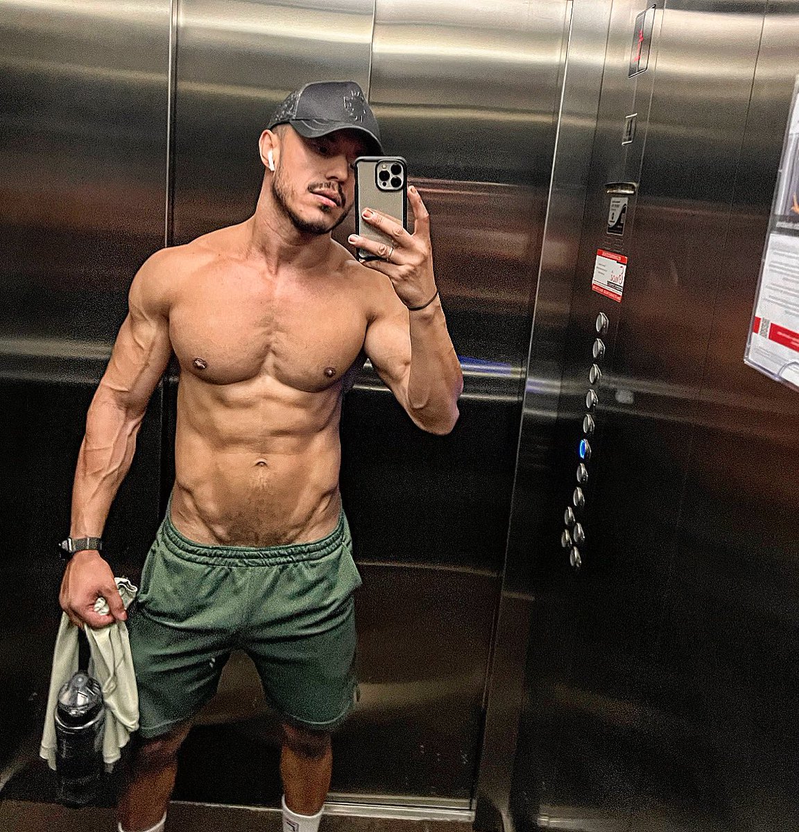 RayVaz6's tweet photo. #muscle #boymuscle #boy #male #gayboy #Muscleguy #MusclesMen #musclesgay https://t.co/azi14Jc4Z2
