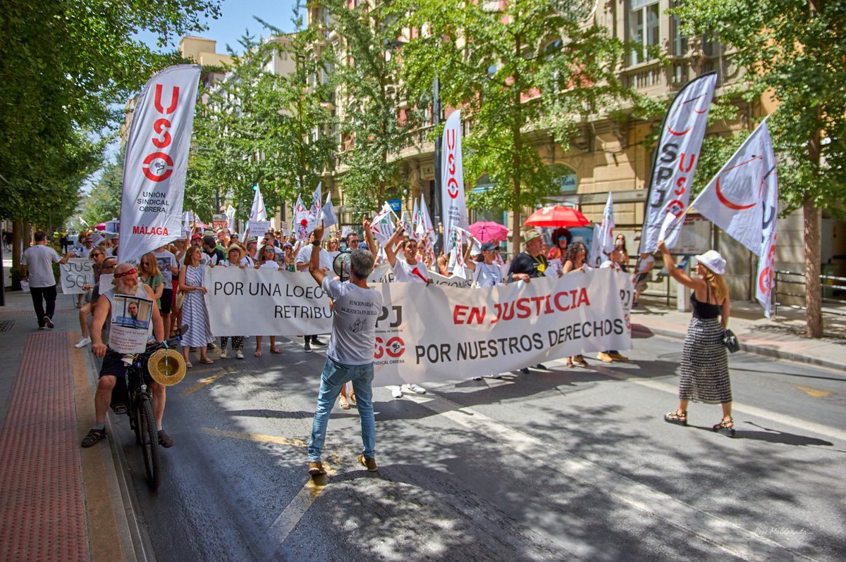 #JusticiaGobierneQuienGobierne 
Somos trabajadores, no somos intolerantes, somos los currantes de los juzgados y no conseguirán tenernos callados 
Después de meses de #HuelgaenJusticia hemos descubierto de qué lado estamos. Queremos #JusticiaSolucion