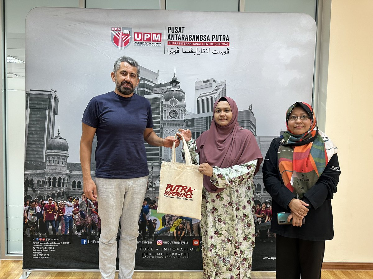 IESALFONSOVIII's tweet photo. Estableciendo contactos en la Universidad UPM de Kuala Lumpur, gracias al consorcio del IES Riveira do Louro @EUErasmusPlus https://t.co/sSnnoVXg5i