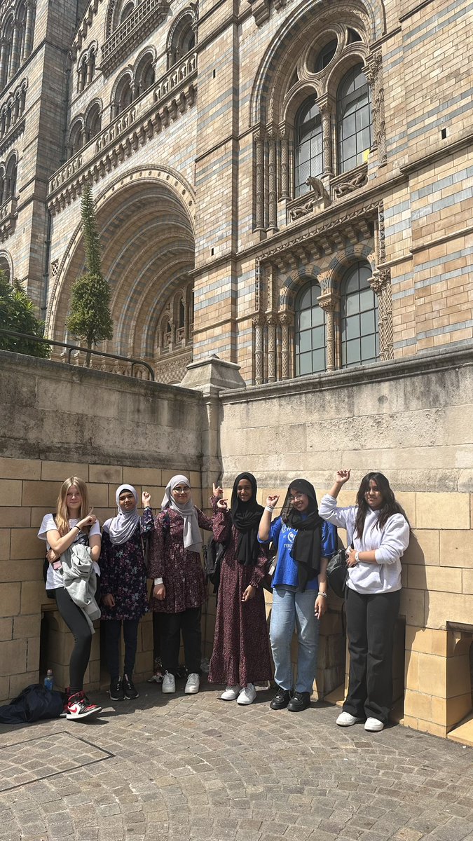 LamarrHouse's tweet photo. It’s Enrichment day 2 and Lamarr took over London. The students enjoyed hunting for treasure and facts in the British, National History, Science and V&amp;A museums. #Lamarrforthewin #Chilternchampion https://t.co/QrZa7s0UEA