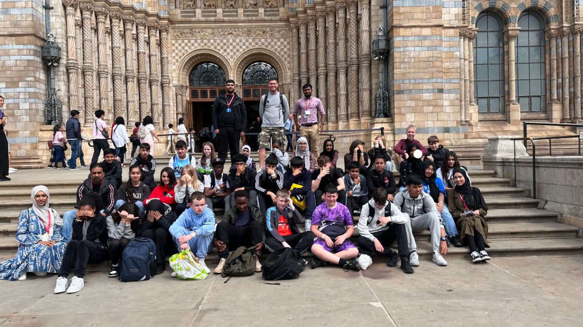 LamarrHouse's tweet photo. It’s Enrichment day 2 and Lamarr took over London. The students enjoyed hunting for treasure and facts in the British, National History, Science and V&amp;A museums. #Lamarrforthewin #Chilternchampion https://t.co/QrZa7s0UEA