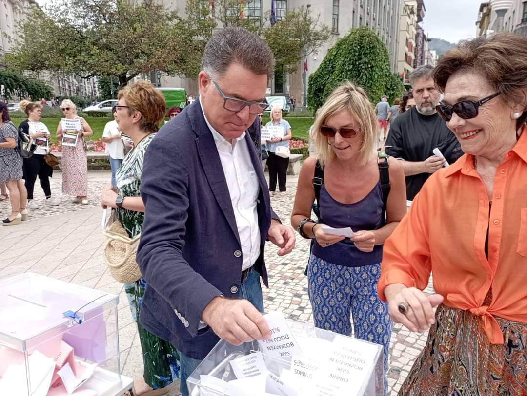 Creerennosotros's tweet photo. Mención especial por su gran implicación a Cristina Oñate. 
Damos las gracias a la presencia de dos de l@s candidat@s al congreso, @Idosagasti e @imanollanda, segunda y tercer candidato del @eajpnv, apoyando la restitución del #IVA al sector de la #ImagenPersonal

GRACIAS!! https://t.co/Kz7pp2xo3e