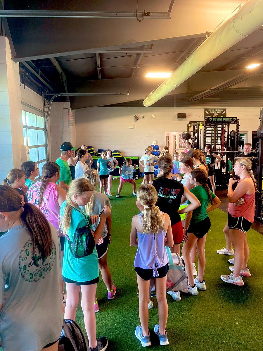 mm_siegert13's tweet photo. The air is buzzin in Iowa Park! Excited to get XC rolling in a little over a week🤩🦅 https://t.co/aVOj0NyXXN