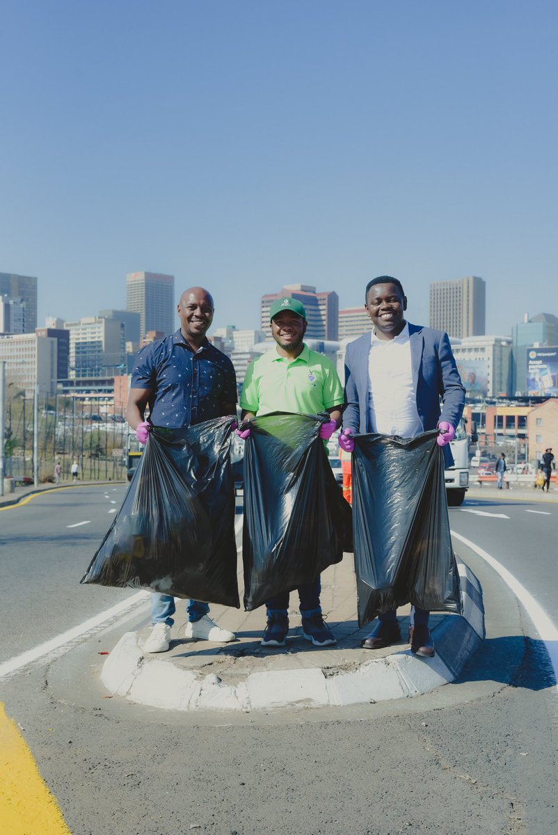 We_Are_Bizarre tweet media