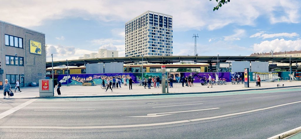 Dem Eugeniu-Botnari-Platz einen großen Schritt näher: Das Wandgemälde am S-Bhf #Lichtenberg wurde soeben eingeweiht!
#EugeniuBotnariPlatz #niemandistvergessen