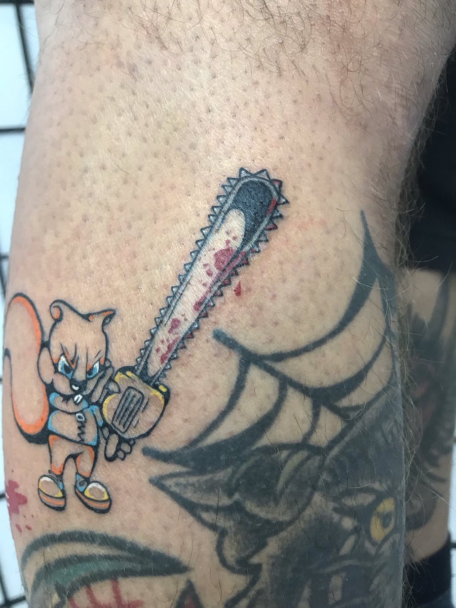 __scabulousTTT's tweet photo. Danilo desbloqueou uma memória longínqua que nem sabia que tinha com esse personagem xD
#tattoo #tattoos #ink #inked #art #tattooed #tattooart #tattooer #tattooflash #artist #tattoolover #tattooideas #tatuagem #colortattoos #conky #blood #gore #goretattoo #funny #silly #game https://t.co/mZvwzw2bq8