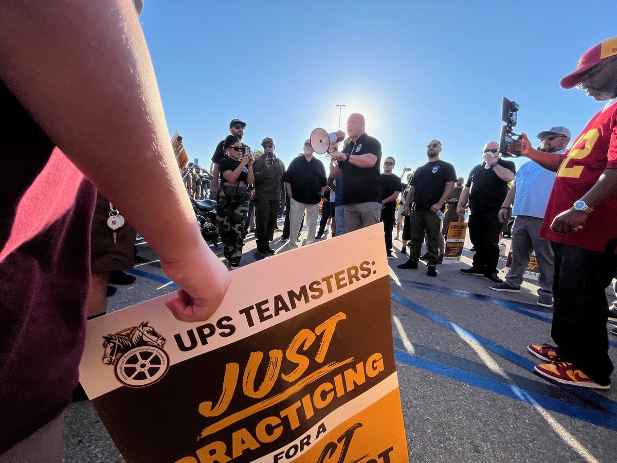 TeamsterSOB's tweet photo. Cali @Teamsters making certain that @UPS management hears them from their air-conditioned offices…Don’t get too comfortable #13Days #PayUp #Local63Strong https://t.co/nZNskoULdl