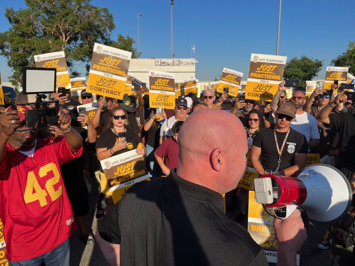 TeamsterSOB's tweet photo. Cali @Teamsters making certain that @UPS management hears them from their air-conditioned offices…Don’t get too comfortable #13Days #PayUp #Local63Strong https://t.co/nZNskoULdl