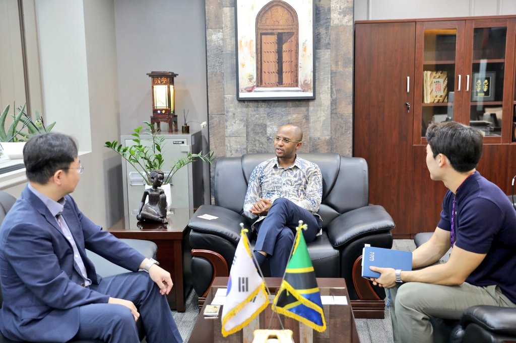 Togolani Mavura (@tonytogolani) on Twitter photo Nimekuwa na mazungumzo na Bw. Wohn jun Young, Mkurugenzi Mteule wa <a href="/KotraDSM/">Kotra Dar Es Salaam</a> aliyekuja kuniaga kabla ya kwenda Tanzania kuanza majukumu yake. Tumekubaliana kushirikiana kuhamasisha biashara kati ya nchi zetu mbili, na kuendeleza mazungumzo ya ushirikiano na <a href="/InvestTanzania/">Tanzania Investment & Special Zones Authority</a> ambayo Nimekuwa na mazungumzo na Bw. Wohn jun Young, Mkurugenzi Mteule wa <a href="/KotraDSM/">Kotra Dar Es Salaam</a> aliyekuja kuniaga kabla ya kwenda Tanzania kuanza majukumu yake. Tumekubaliana kushirikiana kuhamasisha biashara kati ya nchi zetu mbili, na kuendeleza mazungumzo ya ushirikiano na <a href="/InvestTanzania/">Tanzania Investment & Special Zones Authority</a> ambayo