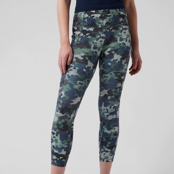 RobinRy1963's tweet photo. So good I had to share! Check out all the items I'm loving on @Poshmarkapp #poshmark #fashion #style #shopmycloset #samedelman #athleta #nike: https://t.co/OL4AIyFZnB https://t.co/YT3GeZQWt9