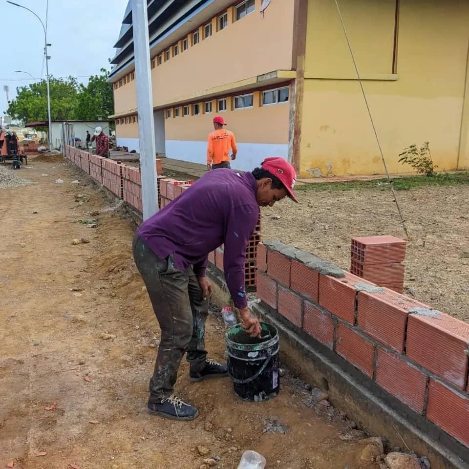 #Falcón | La #GMBNBT y el #MPPOP, continúan con la Reparación Integral de la Nueva Ciudad Deportiva Universitaria '500 años de Coro'. Construcción de Pared perimetral del Gimnasio Cubierto, Caballito Rosillo. @NicolasMaduro @GRaulparedes @GobVictorClark #PoesíaCantoALaHumildad