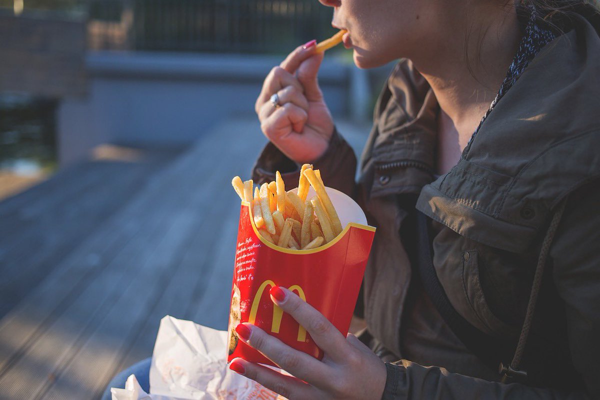 CerfiaFR's tweet photo. 🇬🇧🍟 FLASH | « Une employée âgée de 17 ans a subi des insultes racistes de la part d’un collègue de 20 ans, avant que celui-ci ne lui propose de lui montrer son pénis et qu’il voulait faire un bébé noir et blanc avec elle ».

« De nombreuses femmes évoquent un sexisme ambiant et le sentiment d’être de la viande ».

« Un manager avait pour habitude de s’en prendre aux jeunes employées de 16 ans pour leur demander des relations sexuelles ». 

« Des managers et équipiers faisaient des parient pour savoir lequel arriverait à coucher avec une employée en premier ».

« Ils traitaient un collègue pakistanais de terroriste ».

👉 La #BBC rapporte qu’une centaine d’employés #McDonalds, dont plusieurs mineurs, accusent des collègues et des supérieurs de les avoir agressés sexuellement, d’insultes racistes, homophobes, antisémites et xénophobes.