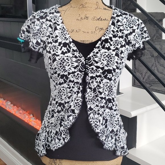 rosegoldrivet's tweet photo. So good I had to share! Check out all the items I'm loving on @Poshmarkapp from @Kimberl96676381 #poshmark #fashion #style #shopmycloset #bowie #newdirections #annabella: https://t.co/L1I69wo483 https://t.co/RDZ3I1KlHg