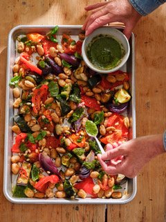 janneke vreugdenhil (@wateetjanneke) on Twitter photo Gezond eten hoeft echt niet veel tijd en moeite te kosten. Wat dacht je van deze traybake van ratatouillegroenten met witte bonen en pistou? Het recept vind je in 'Eten als medicijn: Hart', een nieuw kookboek vol hartgezonde gerechten dat ik schreef samen met <a href="/DokterJanneke/">Janneke Wittekoek</a>.♥️ Gezond eten hoeft echt niet veel tijd en moeite te kosten. Wat dacht je van deze traybake van ratatouillegroenten met witte bonen en pistou? Het recept vind je in 'Eten als medicijn: Hart', een nieuw kookboek vol hartgezonde gerechten dat ik schreef samen met <a href="/DokterJanneke/">Janneke Wittekoek</a>.♥️