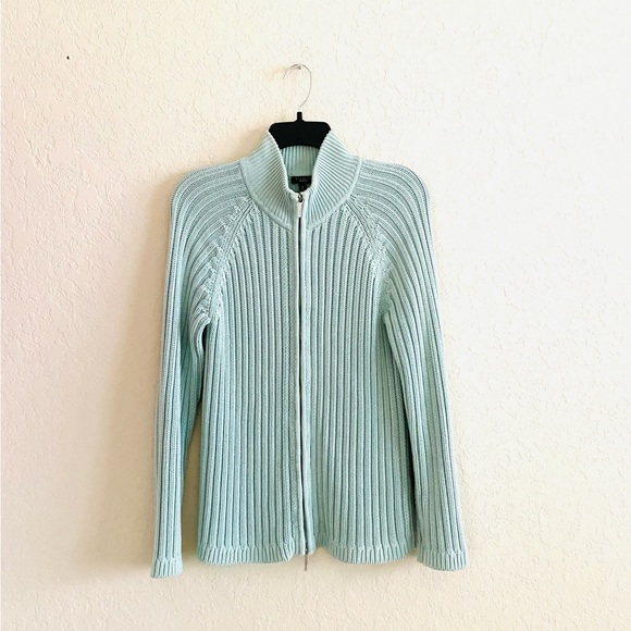Poshmark_Beth's tweet photo. So good I had to share! Check out all the items I'm loving on @Poshmarkapp #poshmark #fashion #style #shopmycloset #talbots #chicos #mickeyunlimited: https://t.co/3X0ujQ31GJ https://t.co/5xIDuErEWv