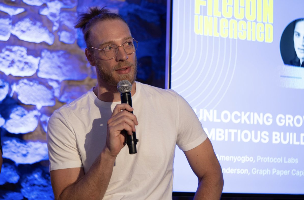 Filecoin's tweet image. &quot;No one has built a public content delivery system like this before. It&apos;s owned by humanity and you can go take a look.&quot;

-Ansgar Grunseid of @FilecoinSaturn on the #FilecoinUnleashed Main Stage