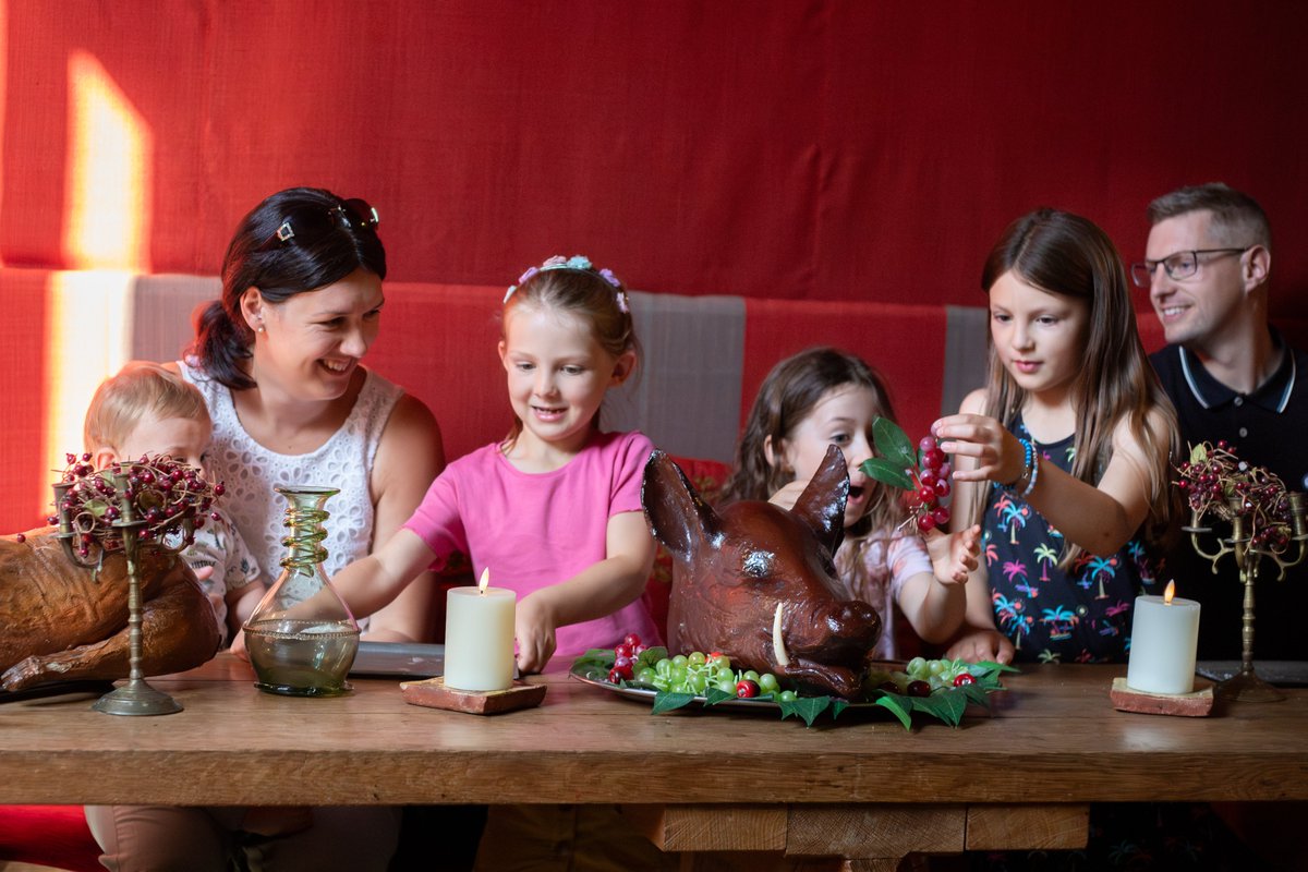 BarleyHallYork's tweet photo. Take a seat in the Great Hall and pose during a family banquet. Now that's a memorable summer holiday moment πΈπ
#BarleyHall #SummerHolidays #MuseumsDoSummer https://t.co/Tb9baxnzdA
