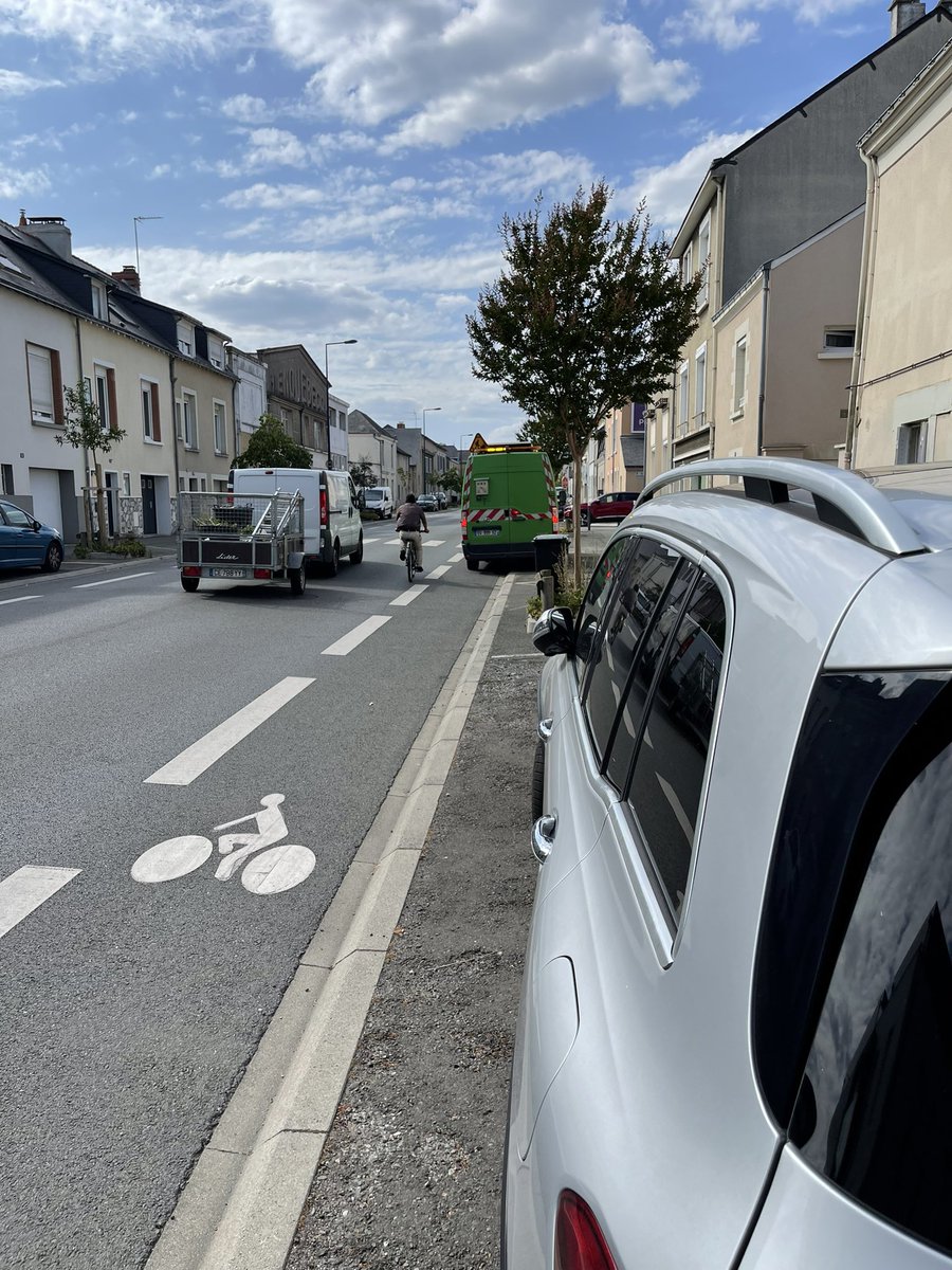 CPVAngers's tweet photo. Sympa la #bandecyclable ! Et ces conducteurs qui ne ralentisse pas mais passent en même temps que le #cycliste ! Dommage que j’étais au tel et j’ai pas pus prendre en vidéo mais que en photo. https://t.co/VSGLq24G8J