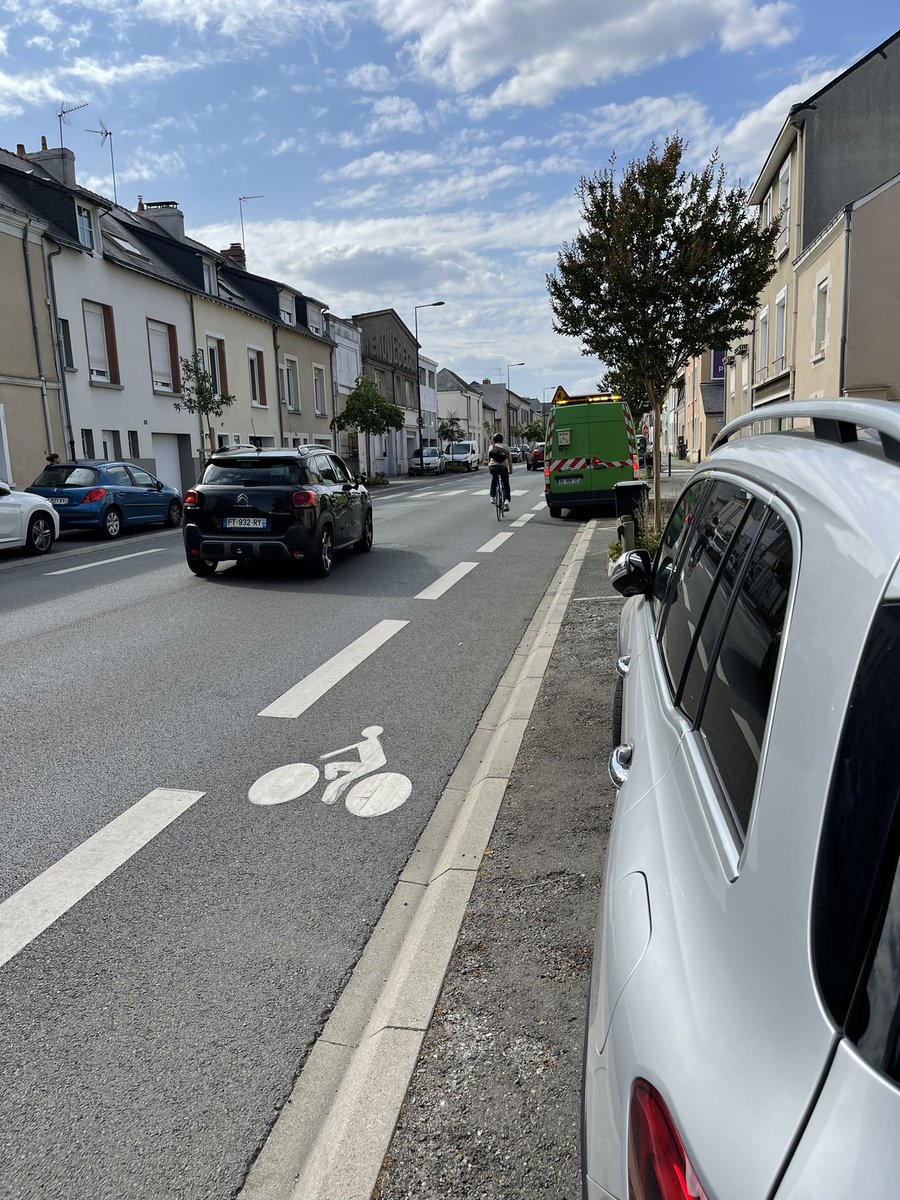 CPVAngers's tweet photo. Sympa la #bandecyclable ! Et ces conducteurs qui ne ralentisse pas mais passent en même temps que le #cycliste ! Dommage que j’étais au tel et j’ai pas pus prendre en vidéo mais que en photo. https://t.co/VSGLq24G8J