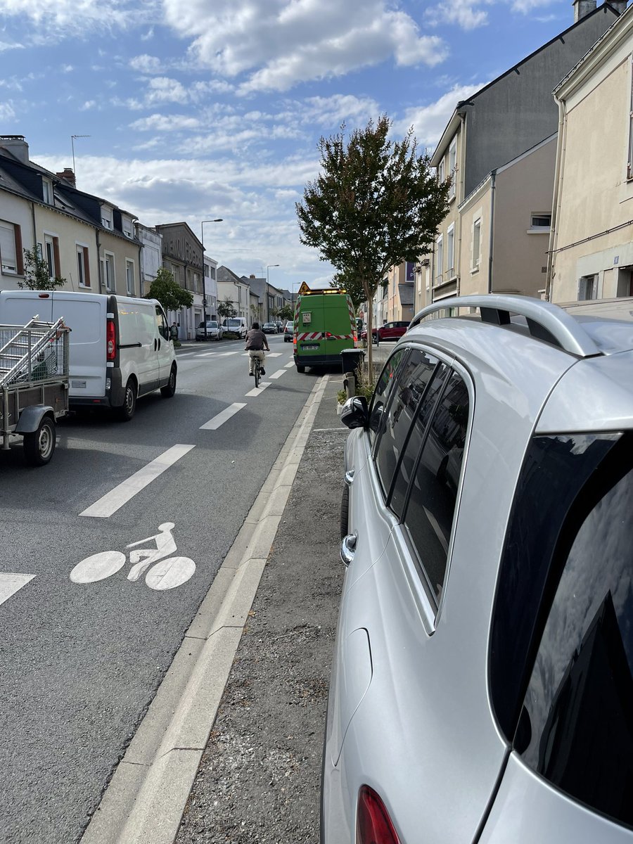CPVAngers's tweet photo. Sympa la #bandecyclable ! Et ces conducteurs qui ne ralentisse pas mais passent en même temps que le #cycliste ! Dommage que j’étais au tel et j’ai pas pus prendre en vidéo mais que en photo. https://t.co/VSGLq24G8J