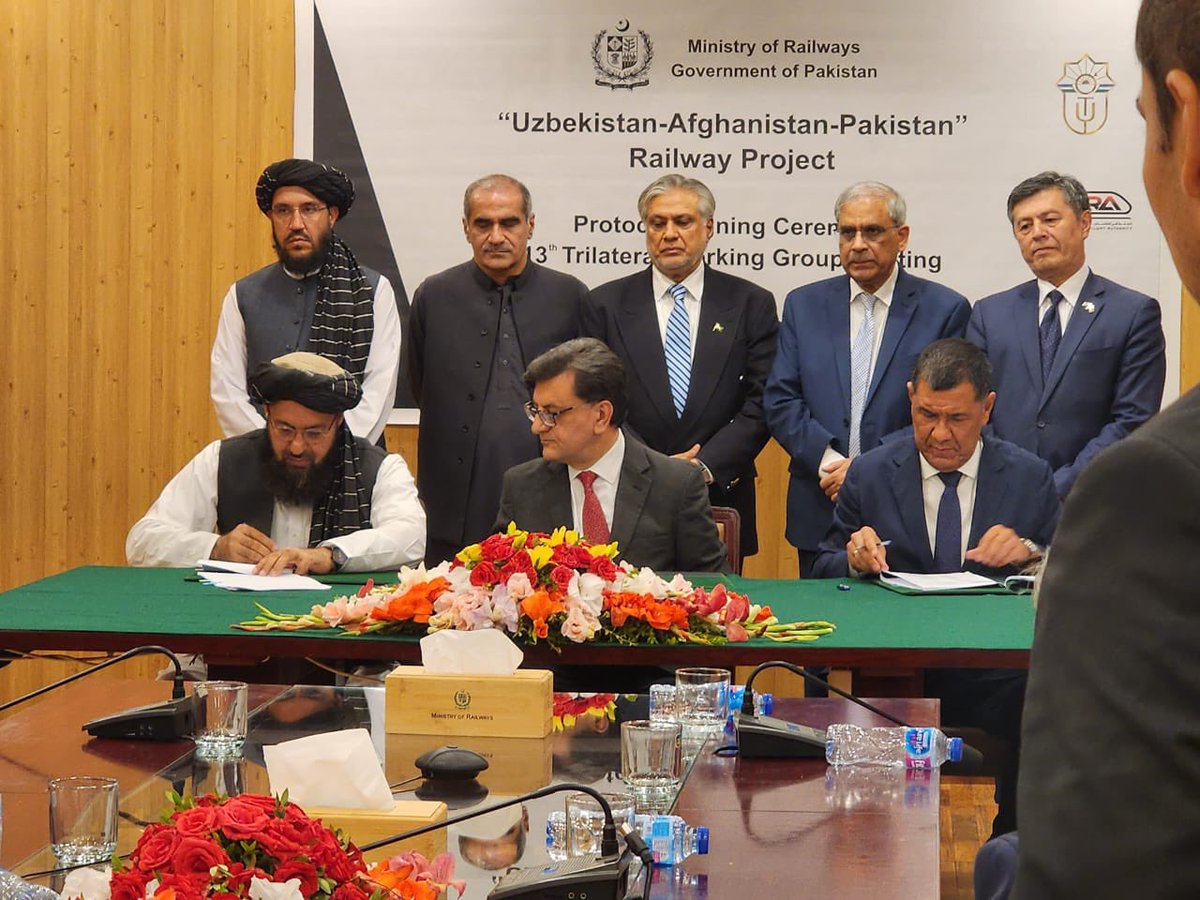 د ازبکستان، افغانستان او پاکستان ترمینځ د افغان ټرانس د اوسپنې پټلۍ په مسیر موافقه وشوه.
دغه مسیر له ازبکستان څخه د بلخ په لاره د پکتیا د خرلڅو له لارې تر پاکستان پورې غزیږي.
چې د دریواړو هېوادونو ترمينځ به د اقتصادي وصل یوه مهمه لار وي او زیاته اقتصادي ګټه به لري.