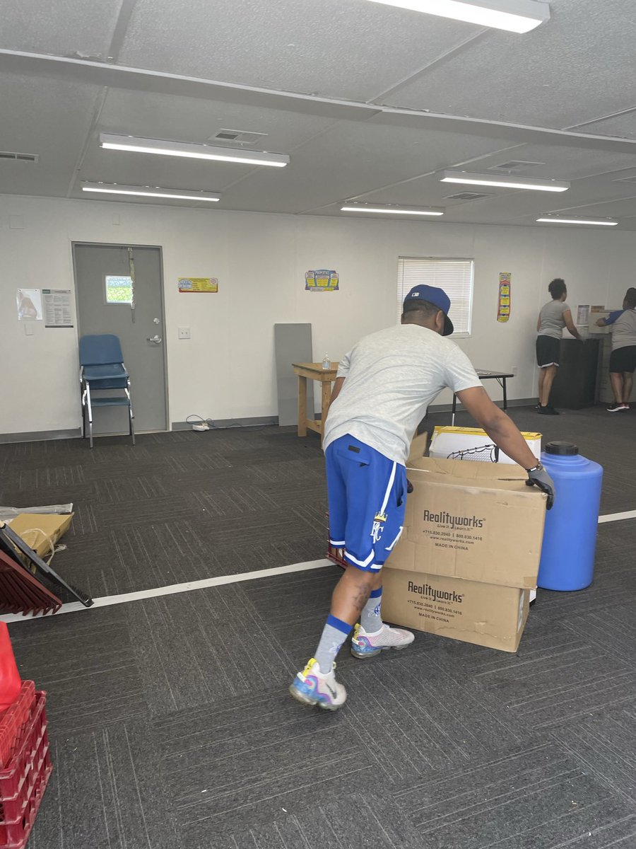 KCPS_Lincoln's tweet image. Class of 2003 gives back to LCPA with community service! Congratulations on your 20th Class Reunion! #LCPA #Classof2003