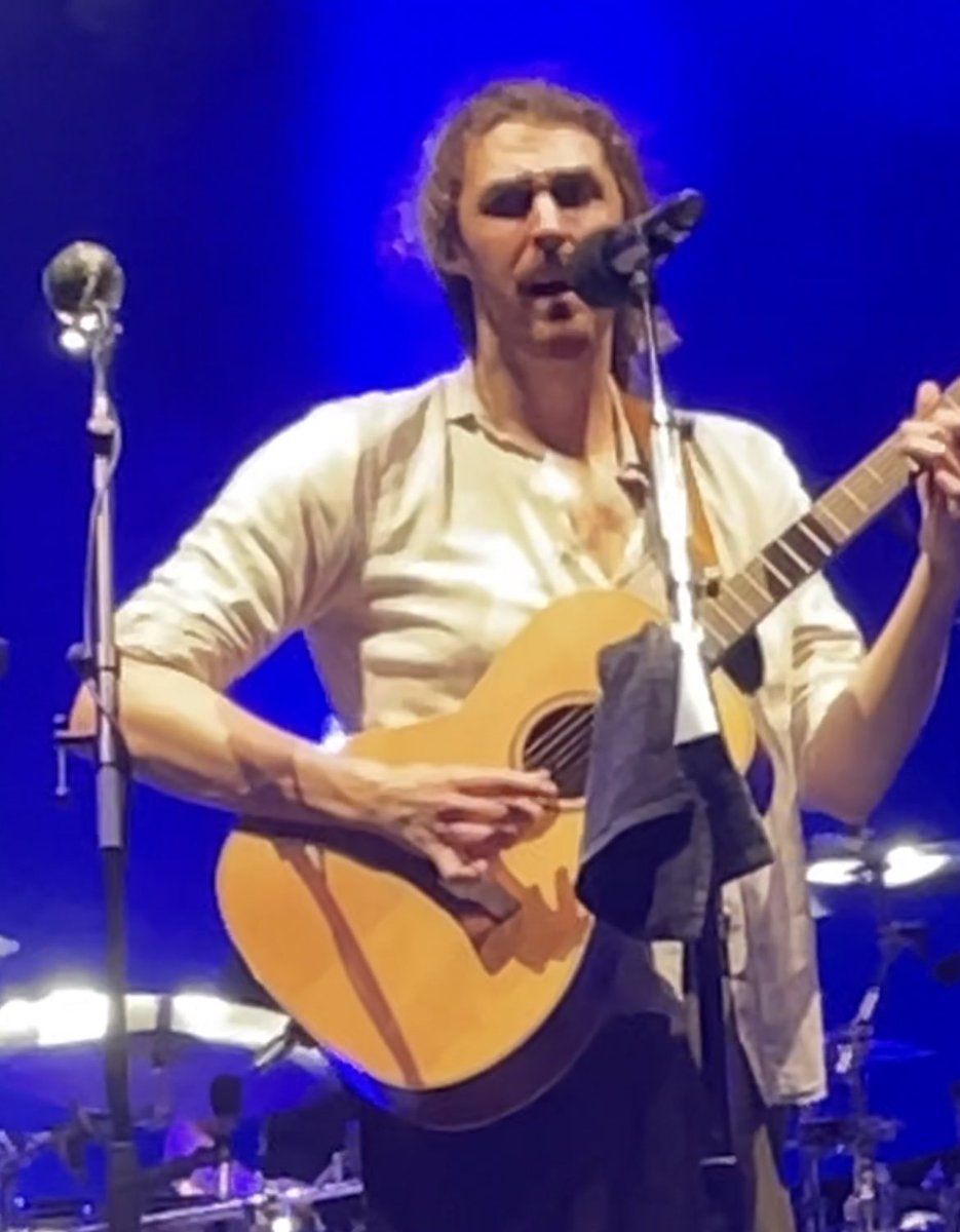 HzoierNot's tweet photo. my haters: “hozier doesn’t even know you! I bet there isn’t even real beef between you two!”

hozier when he saw me in the audience: https://t.co/k6tydoOucZ