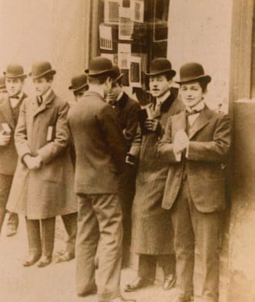 Viejostiempos9's tweet photo. #SantiagodeChile 1905, jóvenes en el centro de Santiago #SigloXX https://t.co/qp9aeBA7lL