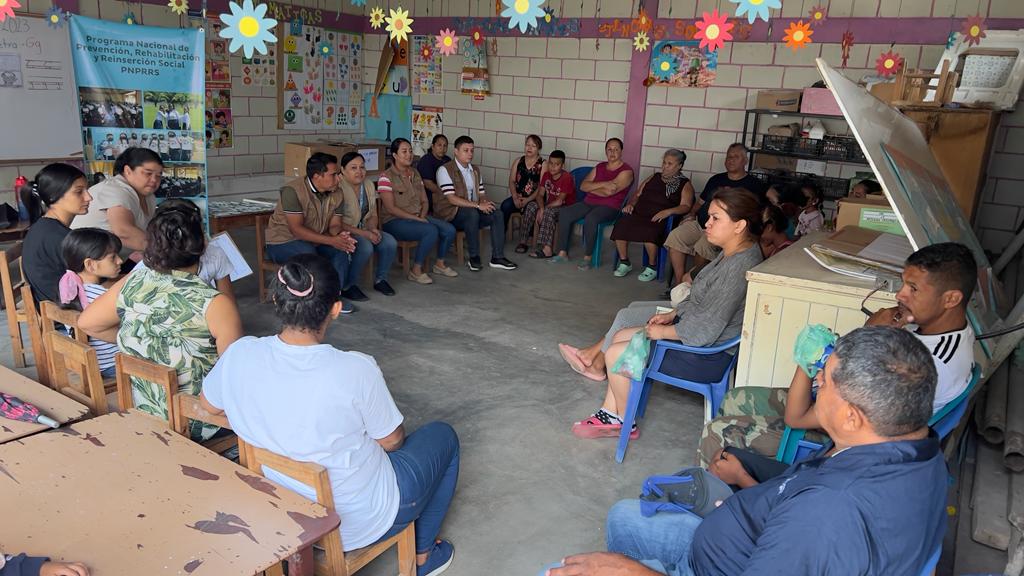 PNPRRS_HN2022's tweet photo. 1/3
💪 #Prevención
📍Altos de Centroamérica📍
#RCPV
Continuamos fortaleciendo las Redes comunitarias, se llevó a cabo la reunión y capacitación a las personas que forman parte de la red en la Colonia Altos de Centroamérica F.M. https://t.co/N1MKZzZ7sk