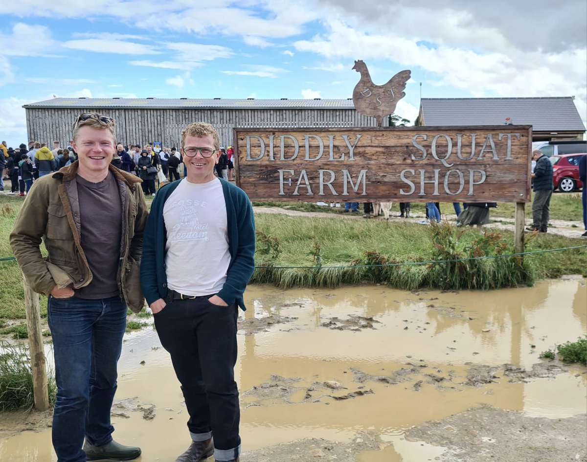 FosseMeadows's tweet photo. Jacob & Nick visited #DiddlySquatFarmshop ! Our award winning ❤️🐓 poultry farmers took a rare trip out from our Leicestershire farm to visit @JeremyClarkson’s well known farm shop; Chipping Norton, Oxon.
long queues, esp given the weather! #farmersvisit #farmtofarm #fosse 🐓❤️ https://t.co/GbXNOJmW9S