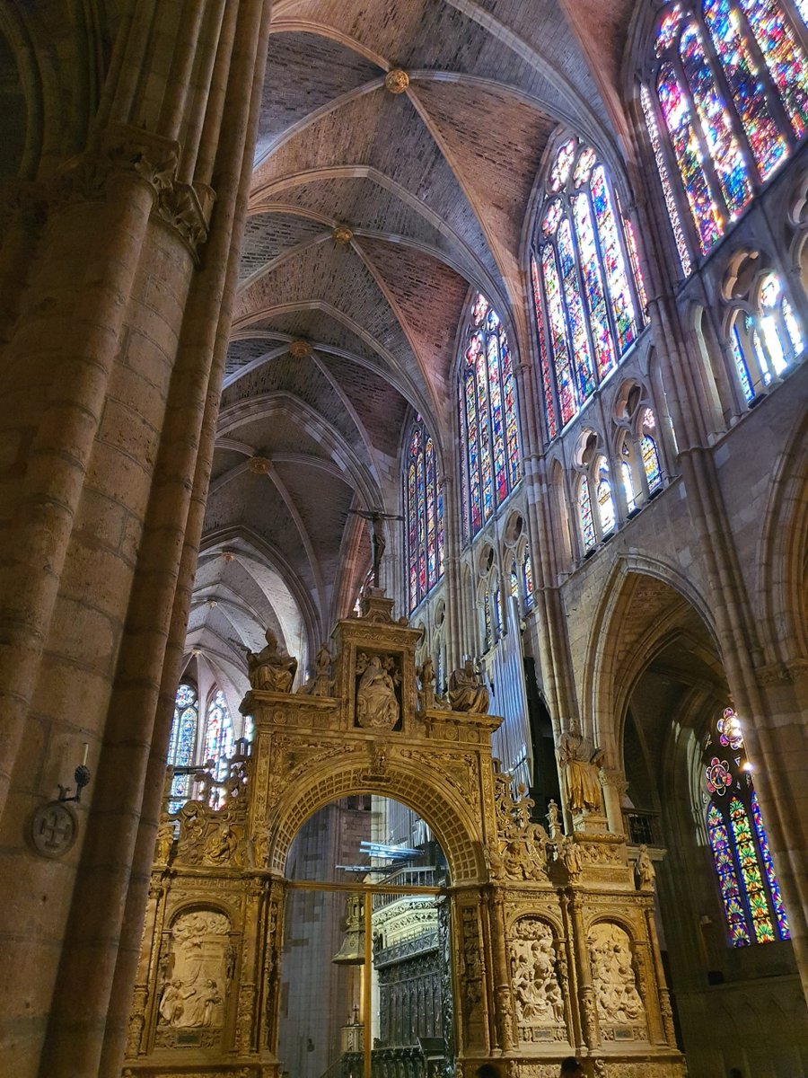 SdStendhal's tweet photo. 📍, 🇪🇸.

En la Catedral de León encontramos algunas de las vidrieras más fantásticas que tenemos en este país, realizadas en tres etapas diferentes, en periodo gótico, entre los siglos XIII y XV (este primer periodo coincide con el reinado de Alfonso X el Sabio), el segundo periodo es a mitad del siglo XVI en pleno renacimiento, y teminada en el siglo XIX ya en periodo neogótico.

Todas las vidrieras de esta catedral se han realizado aunque sea en diferentes etapas mediante las mismas técnicas medievales. Los materiales básicos de las vidrieras eran el vidrio y el plomo.

El primer paso consiste en que el pintor realizaba un dibujo preparatorio a una escala más pequeña para luego trasladarla a otro material como tela, cartón o papel con las mismas dimensiones que la vidriera a realizar. Estas piezas se cortaban mediante puntas de hierro incandescentes o más adelante (a partir del siglo XV) con punta de diamante.

La pintura en las vidrieras se obtenía mediante el uso de vidrios de colores mezclando sustancias colorantes con pasta vítrea fundida, aunque también se podía hacer con la yuxtaposición de diferentes vidrios.Después se añadía pintura a las vidrieras mediante el método de la «grisalla», añadiendo la coloración (en la superficie) de una manera muy laboriosa para finalmente volver a cocer las piezas a una temperatura algo más baja que la de la fundición para que se adhieran los «pigmentos».

Ya enfriado se pasaría al paso final, se introducían en listeles de plomo soldados entre sí con estaño y ya se insertaban en el bastidor de hierro para colocarse en el vano de la ventana.

#ElsíndromedeStendhal #AprendeconStendhal #SienteconStendhal #ViajaconStendhal #StendhalSyndrome