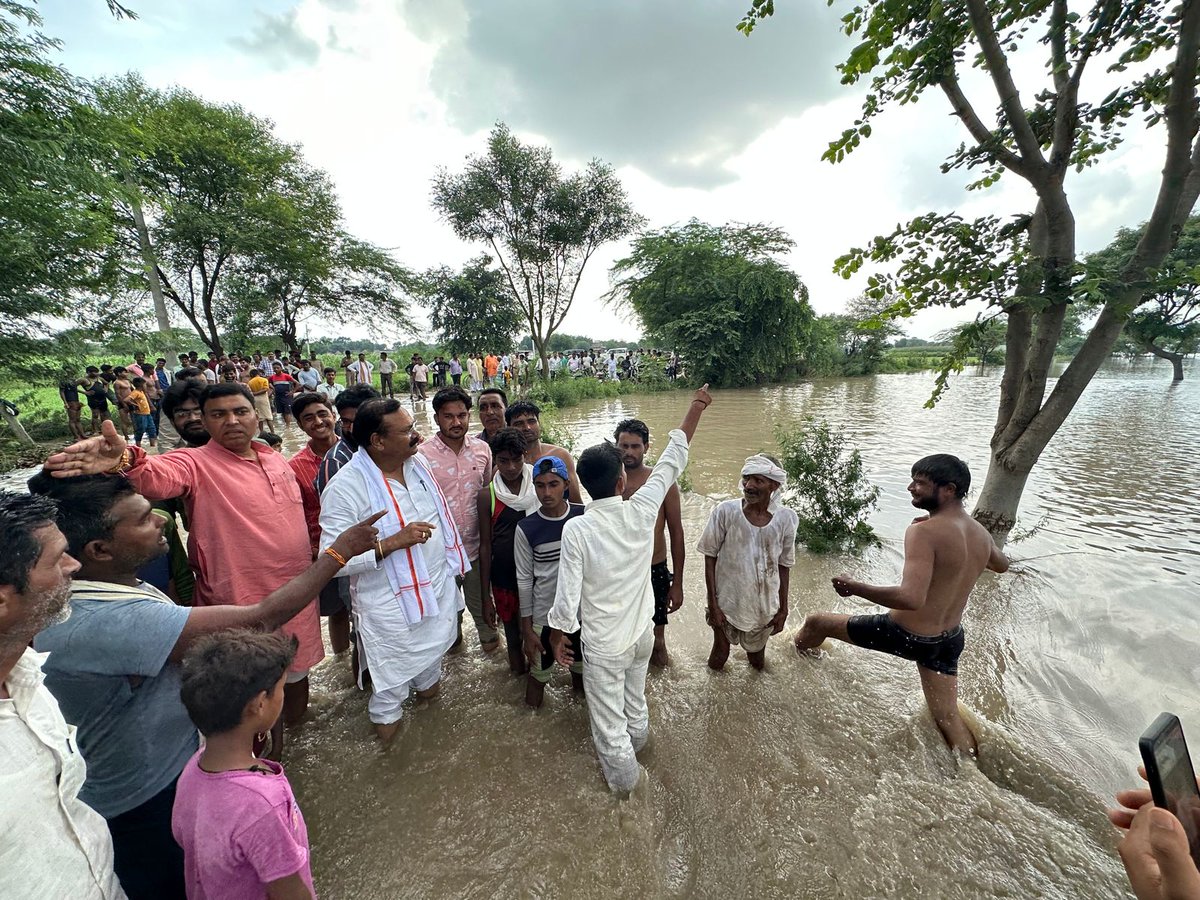 Rajkumarchahar9's tweet photo. संसदीय क्षेत्र फतेहपुर सीकरी के आगरा ग्रामीण विधानसभा के मेहरानाहरगंज गांव का दौरा कर यमुना के बढ़ते जलस्तर के बीच तेज बहाव में पहुँच कर बाढ़ पीड़ित किसानो-ग्रामीणों से मिला व अधिकारियों को मूलभूत सुविधाएं, दवाईयां-खाद्य सामग्री उपलब्ध कराने हेतु उचित निर्देश दिए।
@blsanthosh https://t.co/dFtNT9rnUq