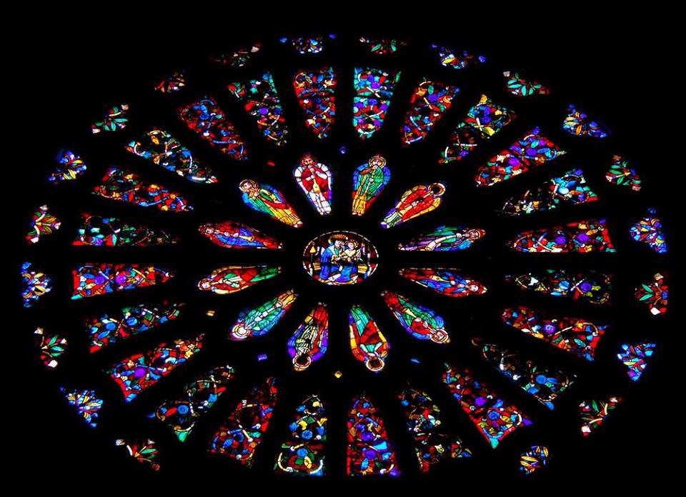 SdStendhal's tweet photo. 📍, 🇪🇸.

En la Catedral de León encontramos algunas de las vidrieras más fantásticas que tenemos en este país, realizadas en tres etapas diferentes, en periodo gótico, entre los siglos XIII y XV (este primer periodo coincide con el reinado de Alfonso X el Sabio), el segundo periodo es a mitad del siglo XVI en pleno renacimiento, y teminada en el siglo XIX ya en periodo neogótico.

Todas las vidrieras de esta catedral se han realizado aunque sea en diferentes etapas mediante las mismas técnicas medievales. Los materiales básicos de las vidrieras eran el vidrio y el plomo.

El primer paso consiste en que el pintor realizaba un dibujo preparatorio a una escala más pequeña para luego trasladarla a otro material como tela, cartón o papel con las mismas dimensiones que la vidriera a realizar. Estas piezas se cortaban mediante puntas de hierro incandescentes o más adelante (a partir del siglo XV) con punta de diamante.

La pintura en las vidrieras se obtenía mediante el uso de vidrios de colores mezclando sustancias colorantes con pasta vítrea fundida, aunque también se podía hacer con la yuxtaposición de diferentes vidrios.Después se añadía pintura a las vidrieras mediante el método de la «grisalla», añadiendo la coloración (en la superficie) de una manera muy laboriosa para finalmente volver a cocer las piezas a una temperatura algo más baja que la de la fundición para que se adhieran los «pigmentos».

Ya enfriado se pasaría al paso final, se introducían en listeles de plomo soldados entre sí con estaño y ya se insertaban en el bastidor de hierro para colocarse en el vano de la ventana.

#ElsíndromedeStendhal #AprendeconStendhal #SienteconStendhal #ViajaconStendhal #StendhalSyndrome