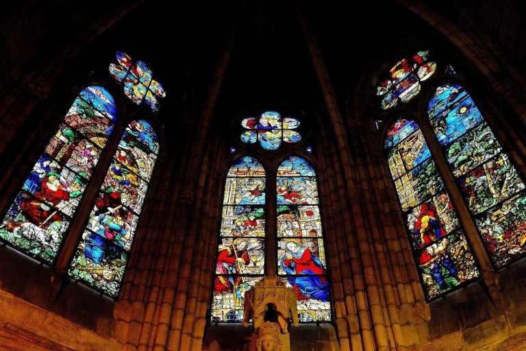 SdStendhal's tweet photo. 📍, 🇪🇸.

En la Catedral de León encontramos algunas de las vidrieras más fantásticas que tenemos en este país, realizadas en tres etapas diferentes, en periodo gótico, entre los siglos XIII y XV (este primer periodo coincide con el reinado de Alfonso X el Sabio), el segundo periodo es a mitad del siglo XVI en pleno renacimiento, y teminada en el siglo XIX ya en periodo neogótico.

Todas las vidrieras de esta catedral se han realizado aunque sea en diferentes etapas mediante las mismas técnicas medievales. Los materiales básicos de las vidrieras eran el vidrio y el plomo.

El primer paso consiste en que el pintor realizaba un dibujo preparatorio a una escala más pequeña para luego trasladarla a otro material como tela, cartón o papel con las mismas dimensiones que la vidriera a realizar. Estas piezas se cortaban mediante puntas de hierro incandescentes o más adelante (a partir del siglo XV) con punta de diamante.

La pintura en las vidrieras se obtenía mediante el uso de vidrios de colores mezclando sustancias colorantes con pasta vítrea fundida, aunque también se podía hacer con la yuxtaposición de diferentes vidrios.Después se añadía pintura a las vidrieras mediante el método de la «grisalla», añadiendo la coloración (en la superficie) de una manera muy laboriosa para finalmente volver a cocer las piezas a una temperatura algo más baja que la de la fundición para que se adhieran los «pigmentos».

Ya enfriado se pasaría al paso final, se introducían en listeles de plomo soldados entre sí con estaño y ya se insertaban en el bastidor de hierro para colocarse en el vano de la ventana.

#ElsíndromedeStendhal #AprendeconStendhal #SienteconStendhal #ViajaconStendhal #StendhalSyndrome