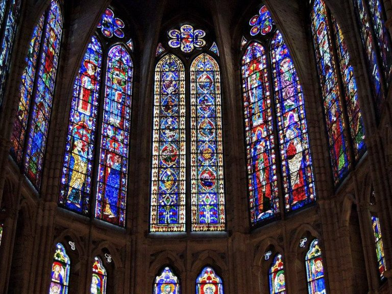 SdStendhal's tweet photo. 📍, 🇪🇸.

En la Catedral de León encontramos algunas de las vidrieras más fantásticas que tenemos en este país, realizadas en tres etapas diferentes, en periodo gótico, entre los siglos XIII y XV (este primer periodo coincide con el reinado de Alfonso X el Sabio), el segundo periodo es a mitad del siglo XVI en pleno renacimiento, y teminada en el siglo XIX ya en periodo neogótico.

Todas las vidrieras de esta catedral se han realizado aunque sea en diferentes etapas mediante las mismas técnicas medievales. Los materiales básicos de las vidrieras eran el vidrio y el plomo.

El primer paso consiste en que el pintor realizaba un dibujo preparatorio a una escala más pequeña para luego trasladarla a otro material como tela, cartón o papel con las mismas dimensiones que la vidriera a realizar. Estas piezas se cortaban mediante puntas de hierro incandescentes o más adelante (a partir del siglo XV) con punta de diamante.

La pintura en las vidrieras se obtenía mediante el uso de vidrios de colores mezclando sustancias colorantes con pasta vítrea fundida, aunque también se podía hacer con la yuxtaposición de diferentes vidrios.Después se añadía pintura a las vidrieras mediante el método de la «grisalla», añadiendo la coloración (en la superficie) de una manera muy laboriosa para finalmente volver a cocer las piezas a una temperatura algo más baja que la de la fundición para que se adhieran los «pigmentos».

Ya enfriado se pasaría al paso final, se introducían en listeles de plomo soldados entre sí con estaño y ya se insertaban en el bastidor de hierro para colocarse en el vano de la ventana.

#ElsíndromedeStendhal #AprendeconStendhal #SienteconStendhal #ViajaconStendhal #StendhalSyndrome