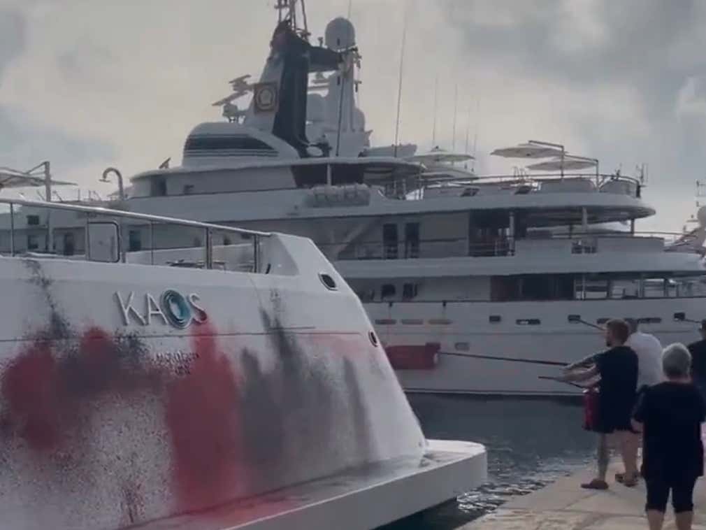 Walmart Heiress's $300 Million Yacht Spotted in Miami 👀🏝️🛳️ #miami , kaos yacht inside