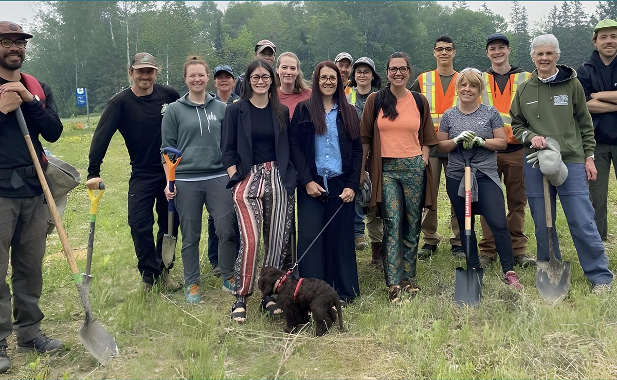 LOJIQ's tweet photo. 🌳FONDATION LOJIQ | Pas moins de 750 arbres et 50 arbustes ont été plantés lors de la journée de reboisement social à la Ville de Mont-Laurier.
 
La Fondation LOJIQ, à travers son objectif #ZeroCarbone, renouvelle son engagement envers l’environnement 👉https://t.co/9yVH1S7IwQ https://t.co/FHj4JxtjGG
