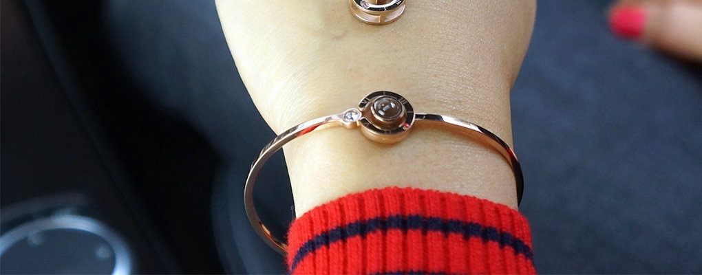 FollesPensee's tweet photo. Qui me l'offre ? Ce bracelet de je t'aime en 100 langues est juste magnifique 😍 https://t.co/2h4dPILDcx