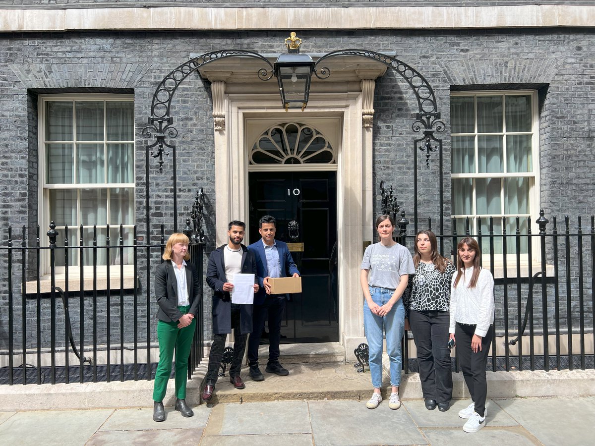 Our university communities stand for compassion, not cruelty. Today, we joined @VOICESNetworkUK, @SolidariTeeUK and @CityofSanctuary to deliver our joint petition against the Illegal Migration Bill on behalf of 730+ university students and staff from across the UK.