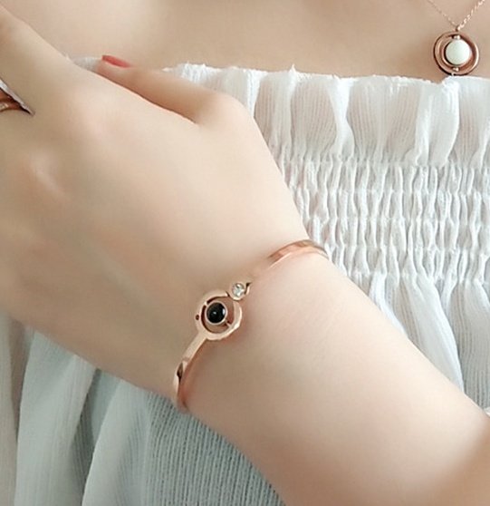 FollesPensee's tweet photo. Qui me l'offre ? Ce bracelet de je t'aime en 100 langues est juste magnifique 😍 https://t.co/jXp0Fxou6d