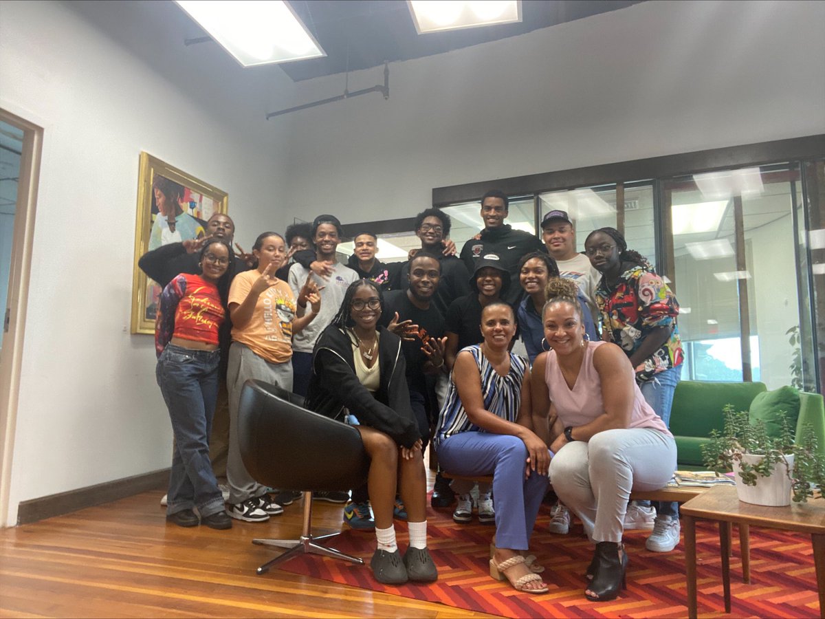 617Peak's tweet photo. On behalf of the 617Peak team we would like to give a HUGE thank you to Ms. Ana and Ms. Camille from @easternbank ! We appreciate the gems about financial literacy and banking.💎

#617peak #youthprogram #bostonyouth #easternbank #financialliteracy #studentsuccess #bostonartist https://t.co/GHd8H5UY43