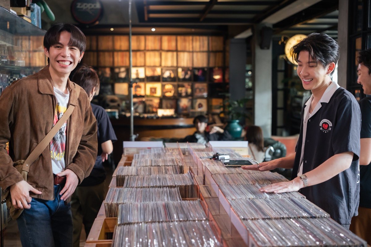 OnlyFriendsTH's tweet photo. Q17 เสร็จแล้วจ้า วันนี้ถ่ายซีนฮอตมากในชีวิตไป แต่ขอลงรูปรอยยิ้มให้เย็นใจกันนะ #OnlyFriendsSeries #GMMTV https://t.co/a80GKmtLoY