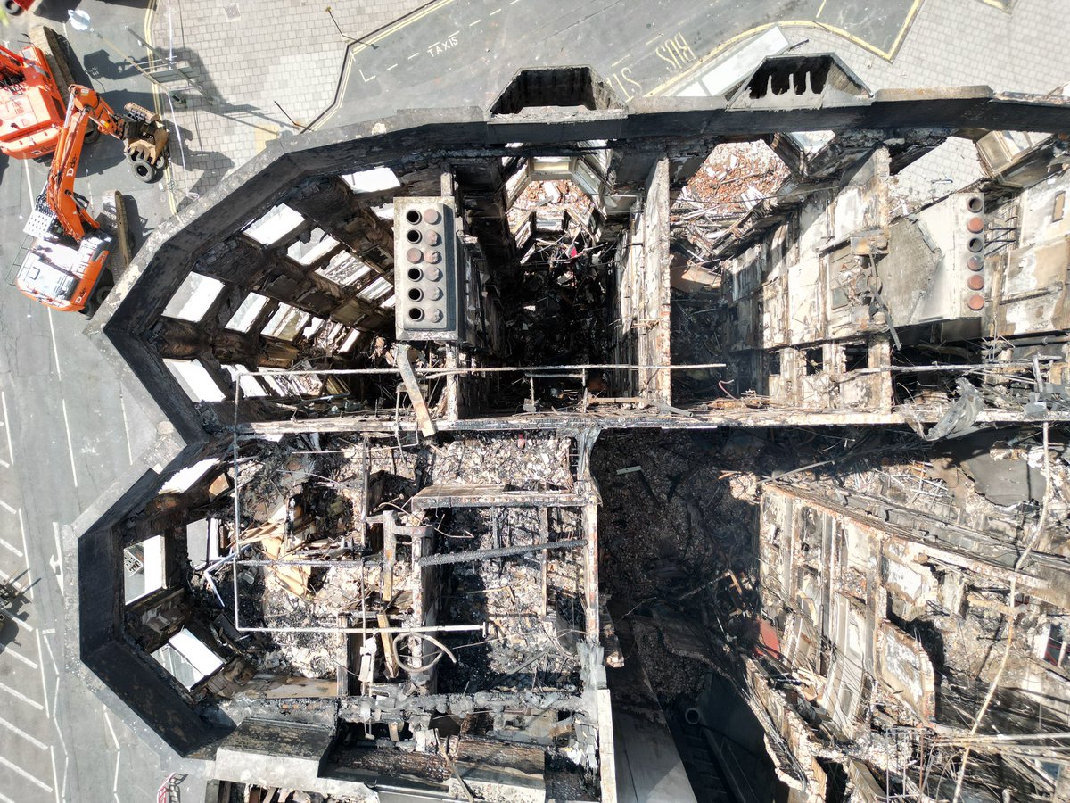 brightonsnapper's tweet image. Vicious fire #royalalbion #fire permission sought and given to fly over site @EastSussexFRS @sussex_police @BrightonHoveCC  updates via @_GeorgeCarden @brightonargus I cannot believe people got out unhurt - just shows how well the evacuation worked and all that played a part in…