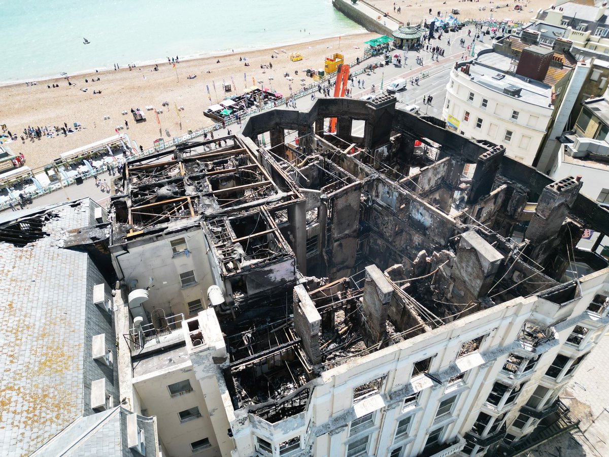 brightonsnapper's tweet image. Vicious fire #royalalbion #fire permission sought and given to fly over site @EastSussexFRS @sussex_police @BrightonHoveCC  updates via @_GeorgeCarden @brightonargus I cannot believe people got out unhurt - just shows how well the evacuation worked and all that played a part in…