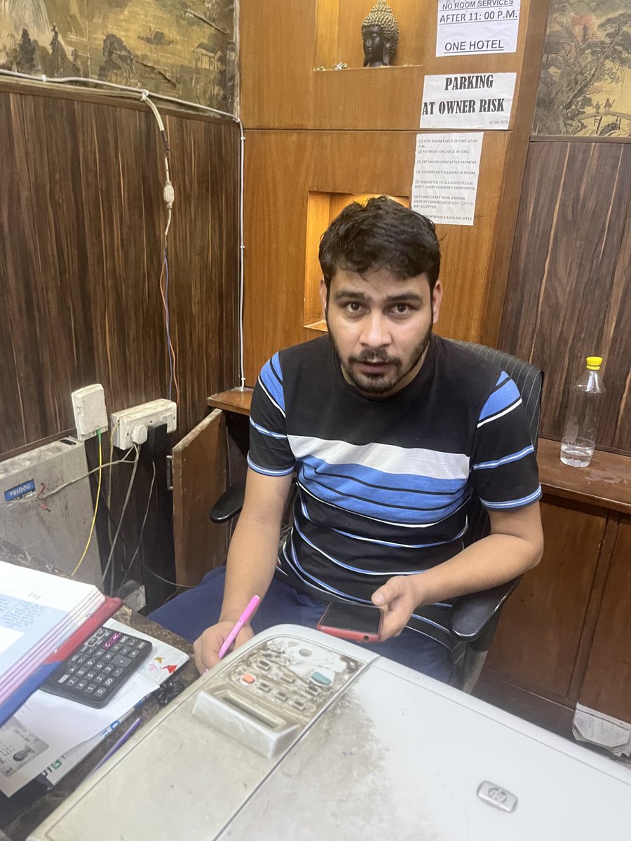 He is care taker or receptionist of oyo 421 he is demanding 1500 inr but oyo app shows 905 he said that nhi dunga photo lelo ya video bna lo #oyo #hotelassociation #misbehave #ghaziabad